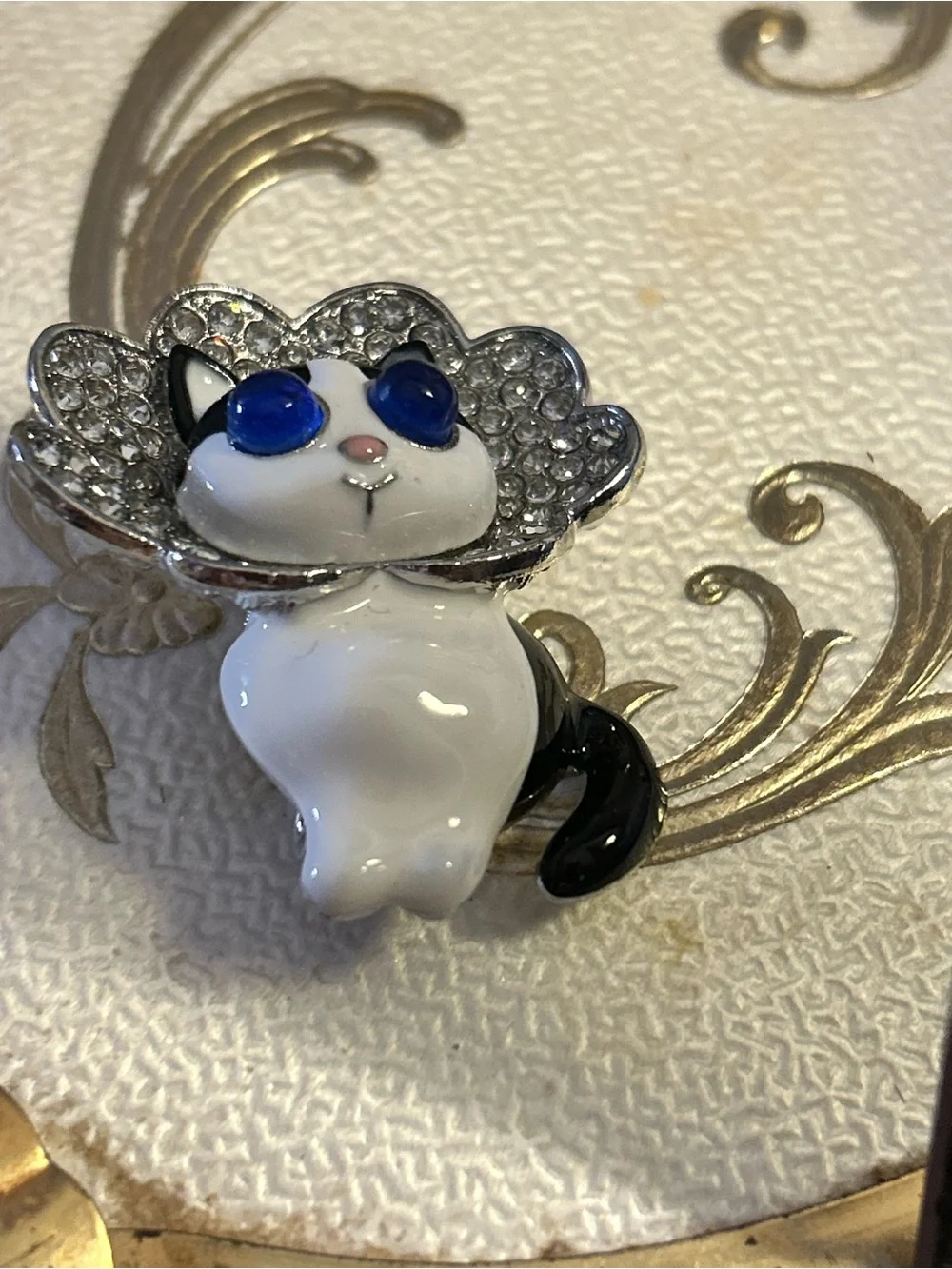 Cat brooch big blue stone eyes frilly collar fancy enamel kitty pin